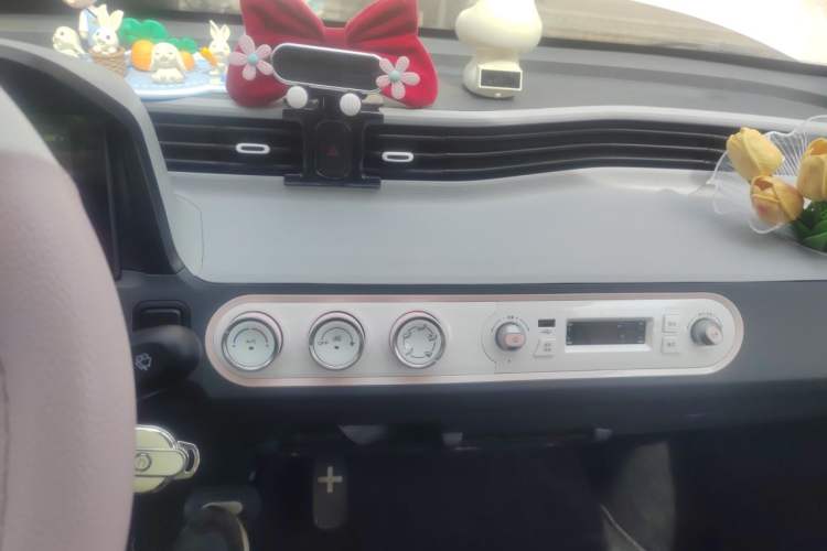Used Wuling Hongguang MINIEV 2022 Macaron Premium Model – Lithium Iron Phosphate Audio And AC Panel