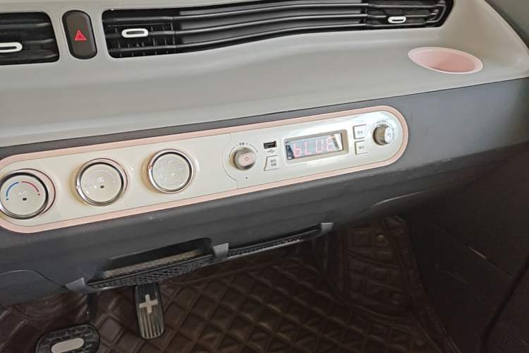 Used Wuling Hongguang MINIEV 2022 Macaron Premium Model – Lithium Iron Phosphate Audio And AC Panel