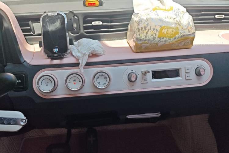Used Wuling Hongguang MINIEV 2022 Macaron Premium Model – Lithium Iron Phosphate Audio And AC Panel