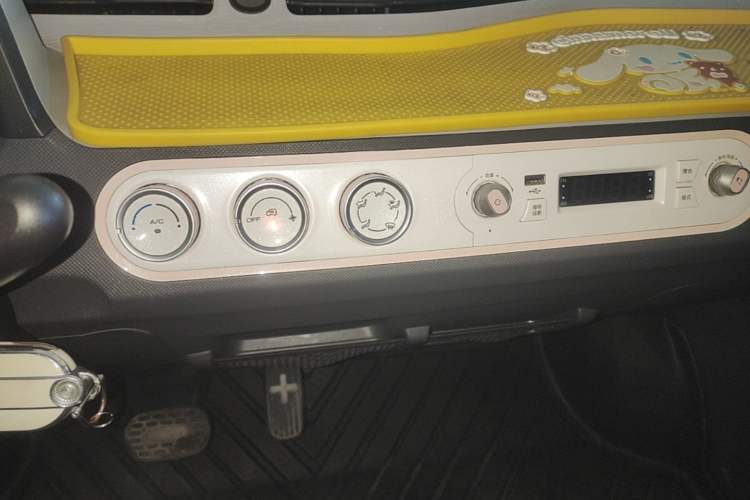 Used Wuling Hongguang MINIEV 2022 Macaron Premium Model – Lithium Iron Phosphate Audio And AC Panel