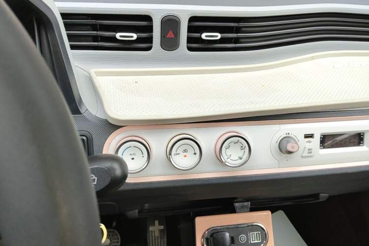 Used Wuling Hongguang MINIEV 2022 Macaron Premium Model – Lithium Iron Phosphate Audio And AC Panel