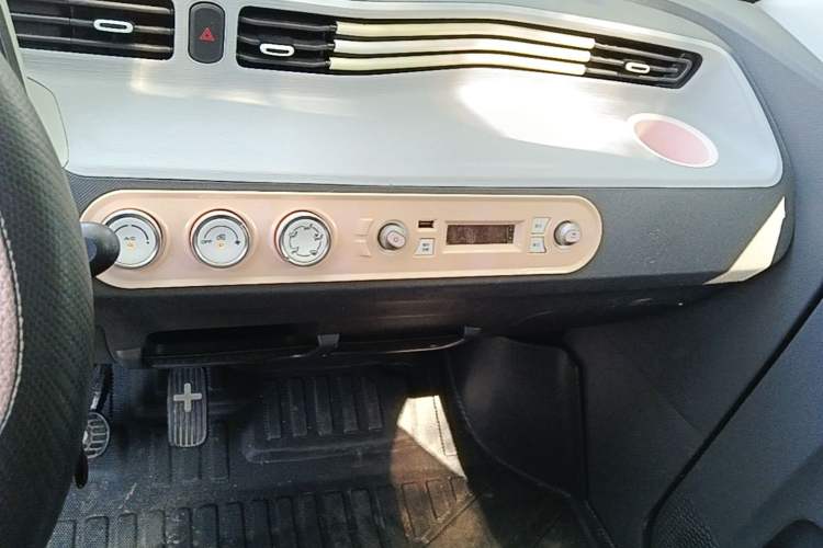 Used Wuling Hongguang MINIEV 2022 Macaron Premium Model – Lithium Iron Phosphate Audio And AC Panel