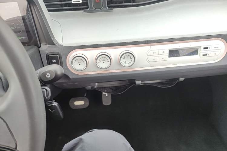 Used Wuling Hongguang MINIEV 2022 Macaron Premium Model – Lithium Iron Phosphate Audio And AC Panel