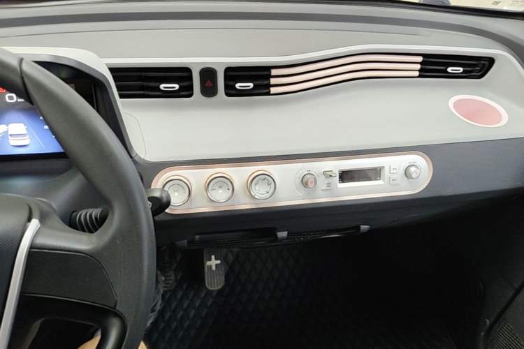Used Wuling Hongguang MINIEV 2022 Macaron Premium Model – Lithium Iron Phosphate Audio And AC Panel