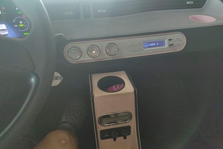 Used Wuling Hongguang MINIEV 2022 Macaron Premium Model – Lithium Iron Phosphate Audio And AC Panel