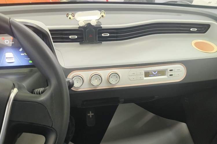 Used Wuling Hongguang MINIEV 2022 Macaron Premium Model – Lithium Iron Phosphate Audio And AC Panel