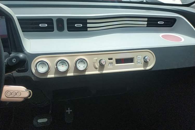 Used Wuling Hongguang MINIEV 2022 Macaron Fashion Model Lithium Iron Phosphate Audio And AC Panel