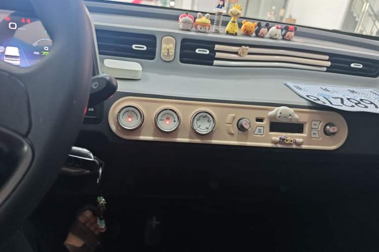 Used Wuling Hongguang MINIEV 2022 Macaron Premium Model – Lithium Iron Phosphate Audio And AC Panel