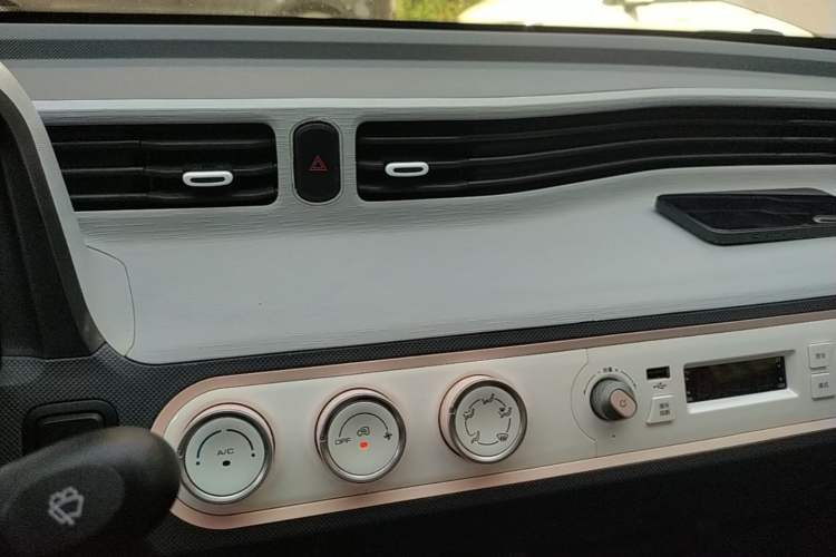 Used Wuling Hongguang MINIEV 2022 Macaron Premium Model – Lithium Iron Phosphate Audio And AC Panel