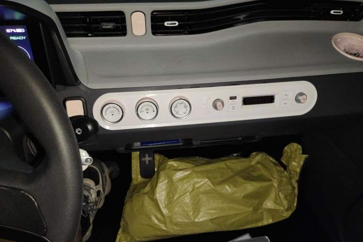 Used Wuling Hongguang MINIEV 2022 Macaron Fashion Edition Lithium-Nickel-Cobalt-Alpha-oxide Audio And AC Panel