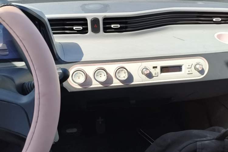 Used Wuling Hongguang MINIEV 2022 Macaron Premium Model – Lithium Iron Phosphate Audio And AC Panel