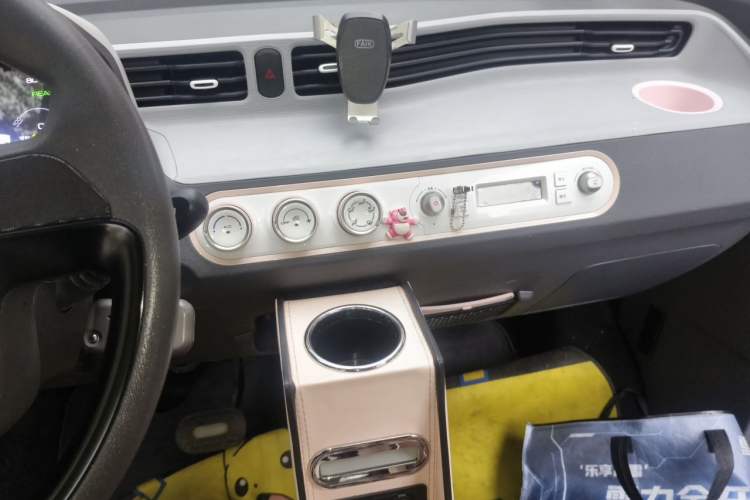 Used Wuling Hongguang MINIEV 2022 Macaron Premium Model – Lithium Iron Phosphate Audio And AC Panel