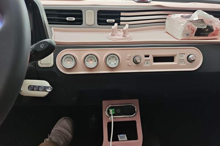 Used Wuling Hongguang MINIEV 2022 Macaron Fashion Edition Lithium-Nickel-Cobalt-Alpha-oxide Audio And AC Panel