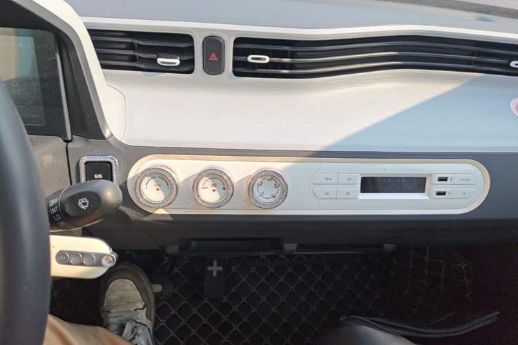 Used Wuling Hongguang MINIEV 2022 Macaron Premium Model – Lithium Iron Phosphate Audio And AC Panel