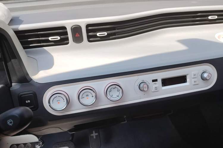 Used Wuling Hongguang MINIEV 2022 Macaron Premium Model – Lithium Iron Phosphate Audio And AC Panel