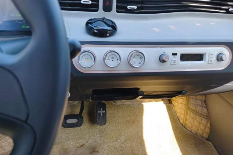 Used Wuling Hongguang MINIEV 2022 Macaron Premium Model – Lithium Iron Phosphate Audio And AC Panel
