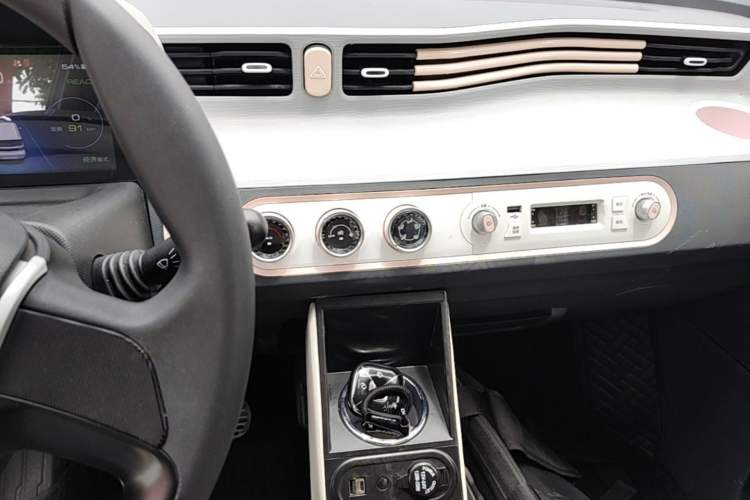 Used Wuling Hongguang MINIEV 2022 Macaron Premium Model – Lithium Iron Phosphate Audio And AC Panel
