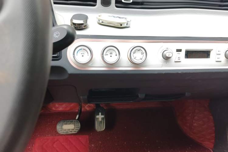 Used Wuling Hongguang MINIEV 2022 Macaron Premium Model – Lithium Iron Phosphate Audio And AC Panel