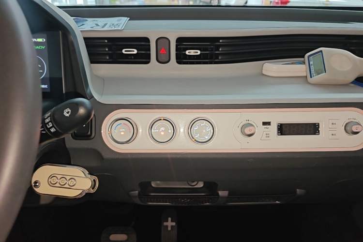 Used Wuling Hongguang MINIEV 2022 Macaron Premium Model – Lithium Iron Phosphate Audio And AC Panel