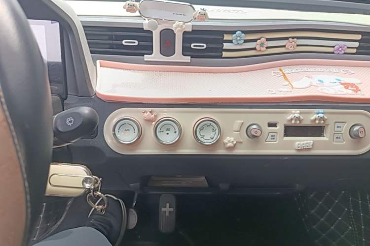 Used Wuling Hongguang MINIEV 2022 Macaron Premium Model – Lithium Iron Phosphate Audio And AC Panel
