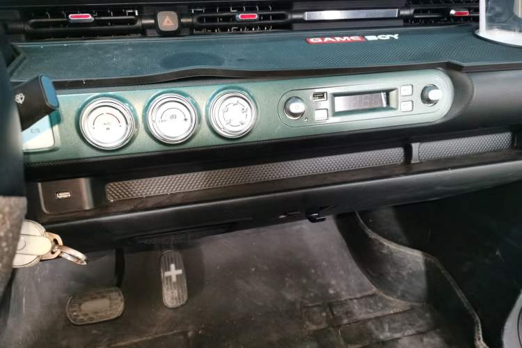 Used Wuling Hongguang MINIEV 2022 GAMEBOY 300km Enthusiast Model with Lithium Iron Phosphate Audio And AC Panel