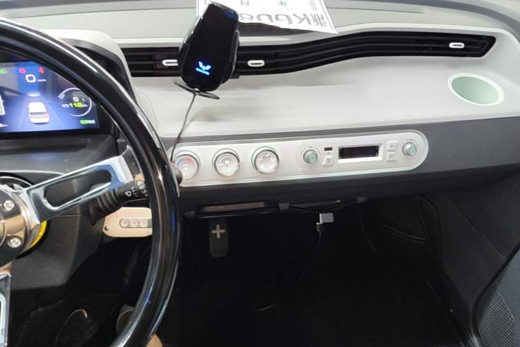 Used Wuling Hongguang MINIEV 2022 Macaron Premium Model – Lithium Iron Phosphate Audio And AC Panel