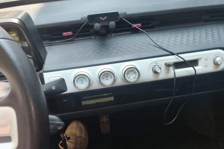 Used Wuling Hongguang MINIEV 2022 GAMEBOY 300km Play Edition Lithium Iron Phosphate Audio And AC Panel