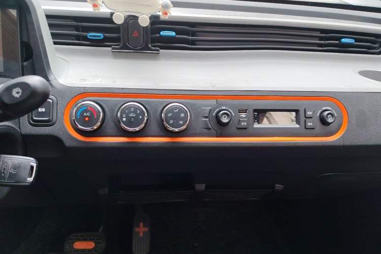 Used Wuling Hongguang MINIEV 2022 Easy Version Lithium Iron Phosphate Audio And AC Panel