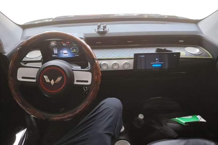 Used Wuling Hongguang MINIEV 2022 GAMEBOY 300km Enthusiast Model with Lithium Iron Phosphate Center Console