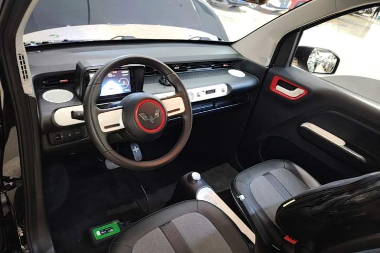 Used Wuling Hongguang MINIEV 2022 GAMEBOY 300km Enthusiast Model with Lithium Iron Phosphate Center Console