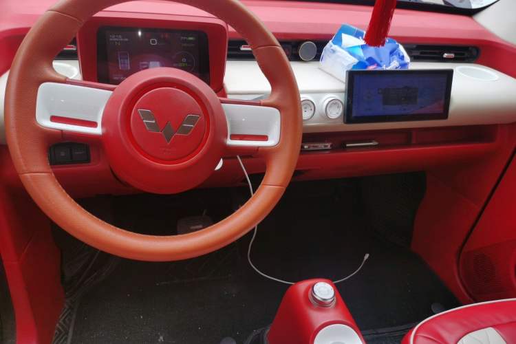 Used Wuling Hongguang MINIEV 2022 GAMEBOY 300km Enthusiast Model with Lithium Iron Phosphate Center Console