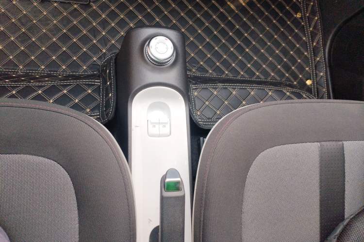 Used Wuling Hongguang MINIEV 2022 GAMEBOY 200km Play Edition with Lithium Iron Phosphate Gear Lever