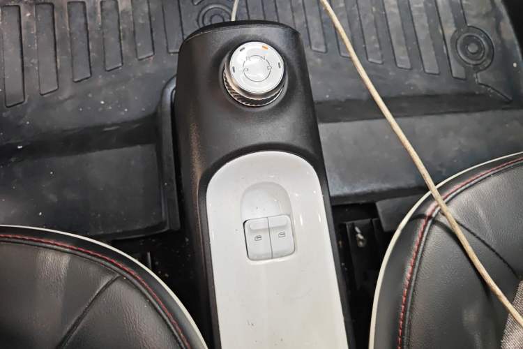 Used Wuling Hongguang MINIEV 2022 GAMEBOY 300km Enthusiast Model with Lithium Iron Phosphate Gear Lever