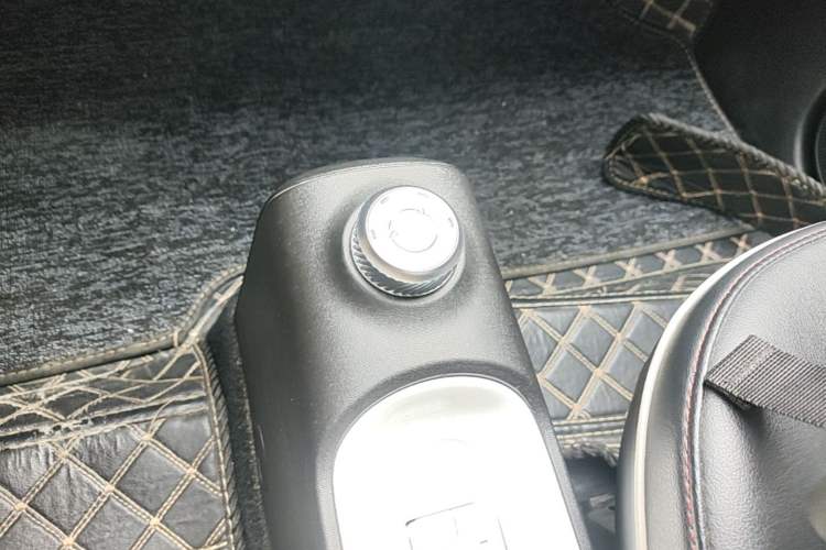 Used Wuling Hongguang MINIEV 2022 GAMEBOY 200km Gaming Edition with Lithium Iron Phosphate Gear Lever