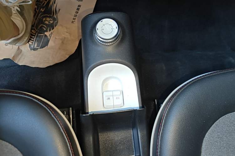 Used Wuling Hongguang MINIEV 2022 GAMEBOY 300km Enthusiast Model with Lithium Iron Phosphate Gear Lever