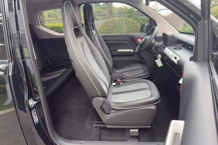 Used Wuling Hongguang MINIEV 2022 GAMEBOY 300km Enthusiast Model with Lithium Iron Phosphate Interior 4