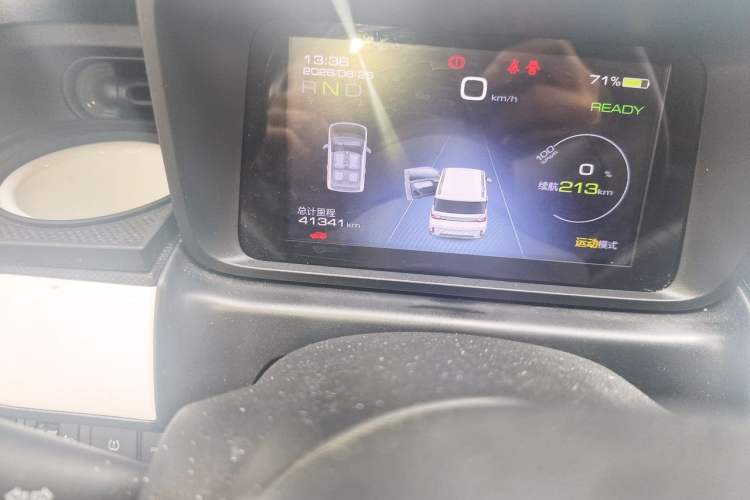 Used Wuling Hongguang MINIEV 2022 GAMEBOY 300km Enthusiast Model with Lithium Iron Phosphate Odometer Close Up