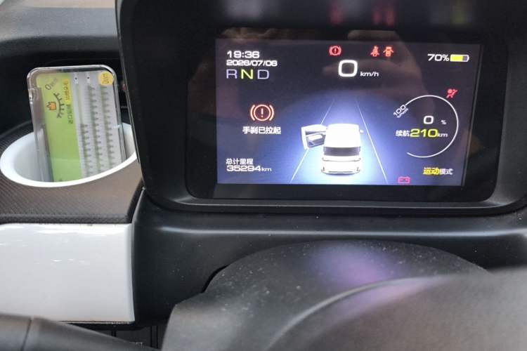 Used Wuling Hongguang MINIEV 2022 GAMEBOY 300km Enthusiast Model with Lithium Iron Phosphate Odometer Close Up