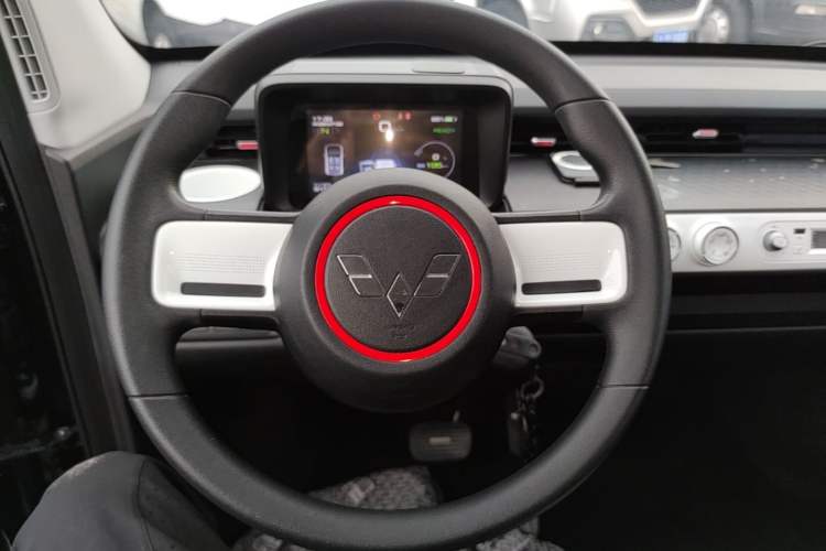 Used Wuling Hongguang MINIEV 2022 GAMEBOY 300km Enthusiast Model with Lithium Iron Phosphate Steering Wheel