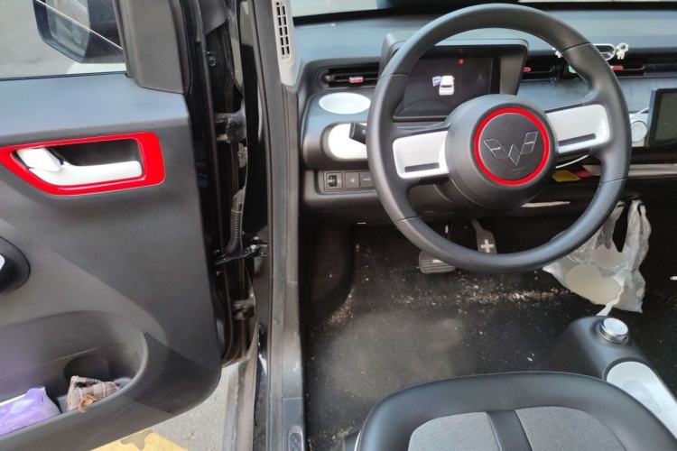 Used Wuling Hongguang MINIEV 2022 GAMEBOY 300km Enthusiast Model with Lithium Iron Phosphate Steering Wheel