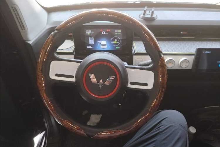 Used Wuling Hongguang MINIEV 2022 GAMEBOY 300km Enthusiast Model with Lithium Iron Phosphate Steering Wheel
