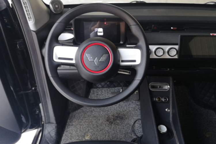 Used Wuling Hongguang MINIEV 2022 GAMEBOY 300km Enthusiast Model with Lithium Iron Phosphate Steering Wheel