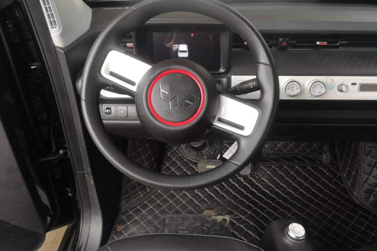 Used Wuling Hongguang MINIEV 2022 GAMEBOY 300km Enthusiast Model with Lithium Iron Phosphate Steering Wheel