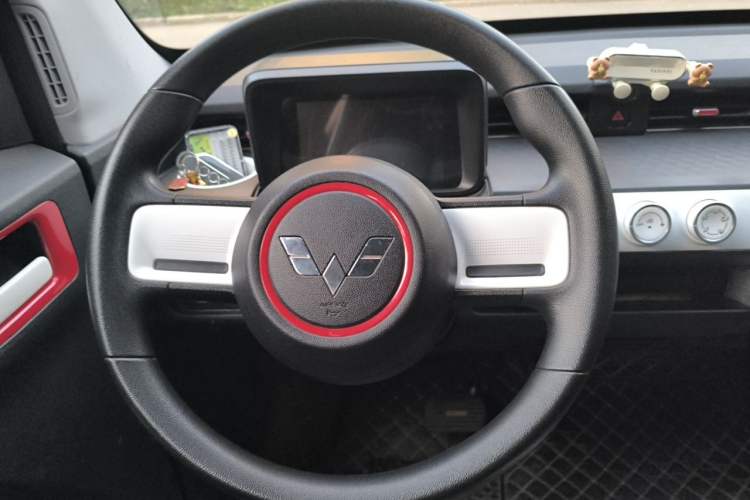 Used Wuling Hongguang MINIEV 2022 GAMEBOY 300km Enthusiast Model with Lithium Iron Phosphate Steering Wheel
