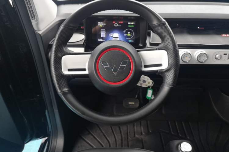 Used Wuling Hongguang MINIEV 2022 GAMEBOY 300km Enthusiast Model with Lithium Iron Phosphate Steering Wheel