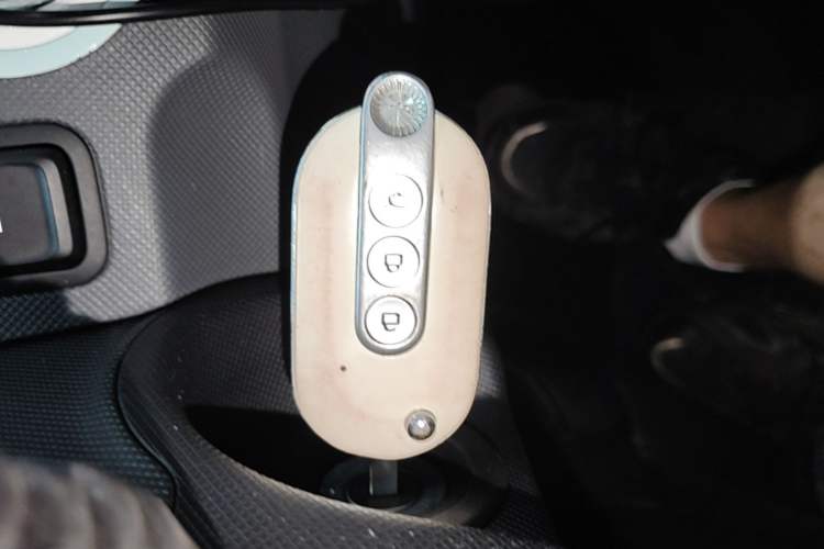 Used Wuling Hongguang MINIEV 2022 Macaron Premium Model – Lithium Iron Phosphate Vehicle Key