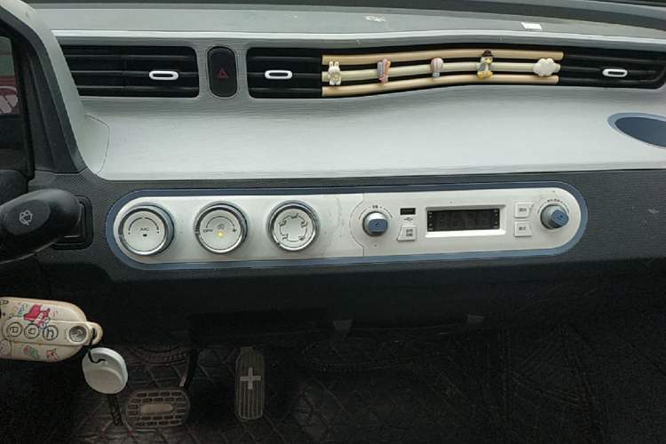Used Wuling Hongguang MINIEV 2022 Macaron Premium Model – Lithium Iron Phosphate Audio And AC Panel