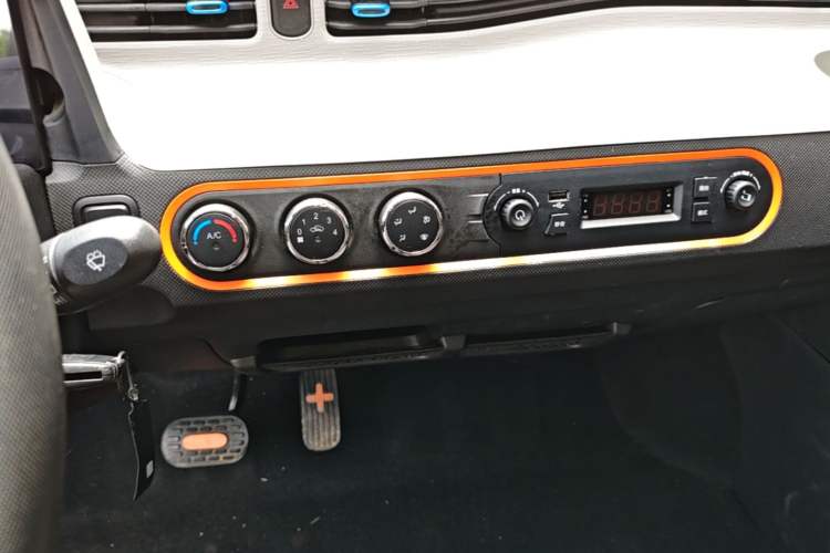 Used Wuling Hongguang MINIEV 2022 Zizai Version Lithium Iron Phosphate Audio And AC Panel