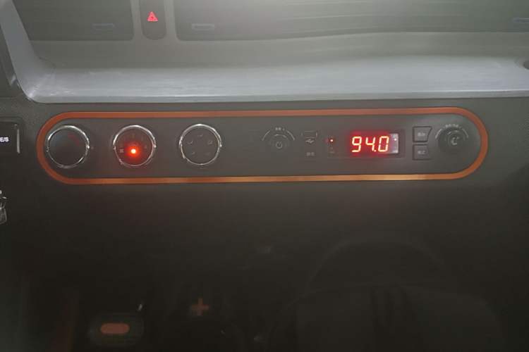 Used Wuling Hongguang MINIEV 2022 Easy Version Lithium Iron Phosphate Audio And AC Panel