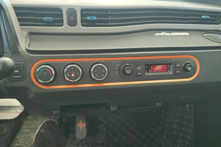 Used Wuling Hongguang MINIEV 2022 Zizai Version Lithium Iron Phosphate Audio And AC Panel